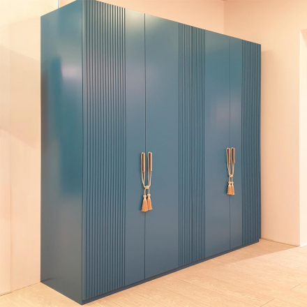 Синий распашной шкаф МДФ с фрезеровкой